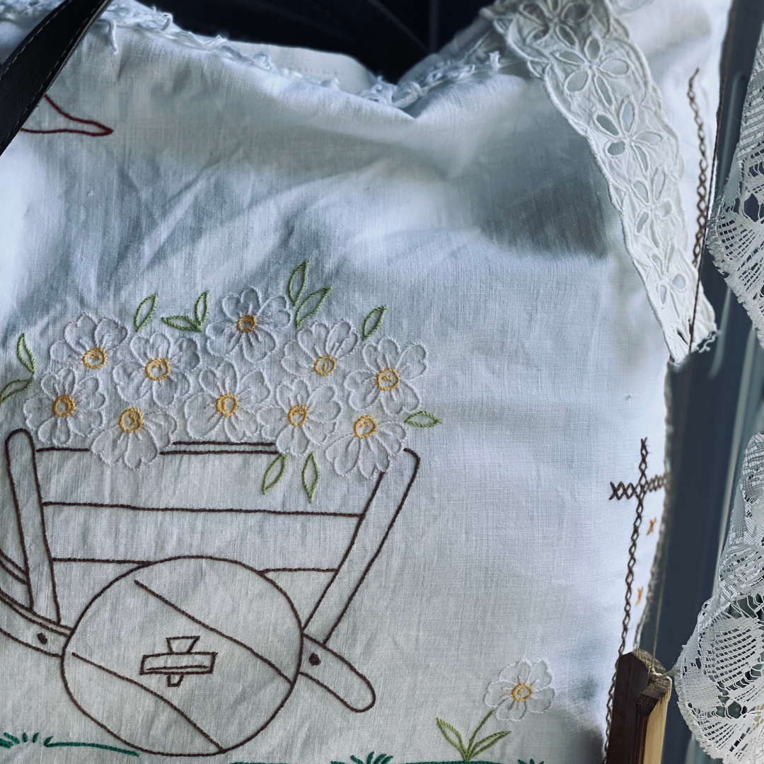 Cabas Lucette en drap ancien napperon vintage brodé
