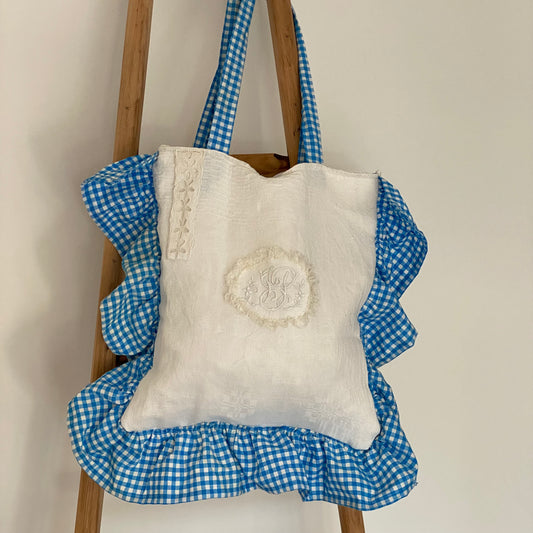cabas-eliane-vichy-bleu-napperon-brode.jpg Cabas Eliane artisanal en tissu vichy bleu avec ancien napperon brodé