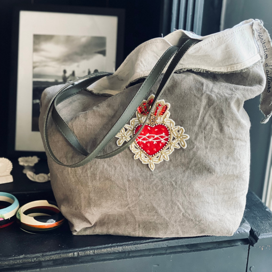 Cabas Ambroise artisanal en drap ancien kaki et beige avec écusson cœur