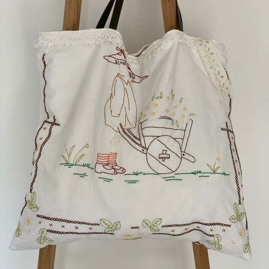 Cabas Lucette en drap ancien napperon vintage brodé