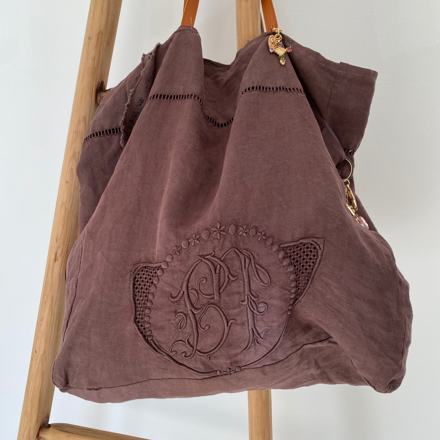Cabas Thérèse en drap ancien moka avec monogramme