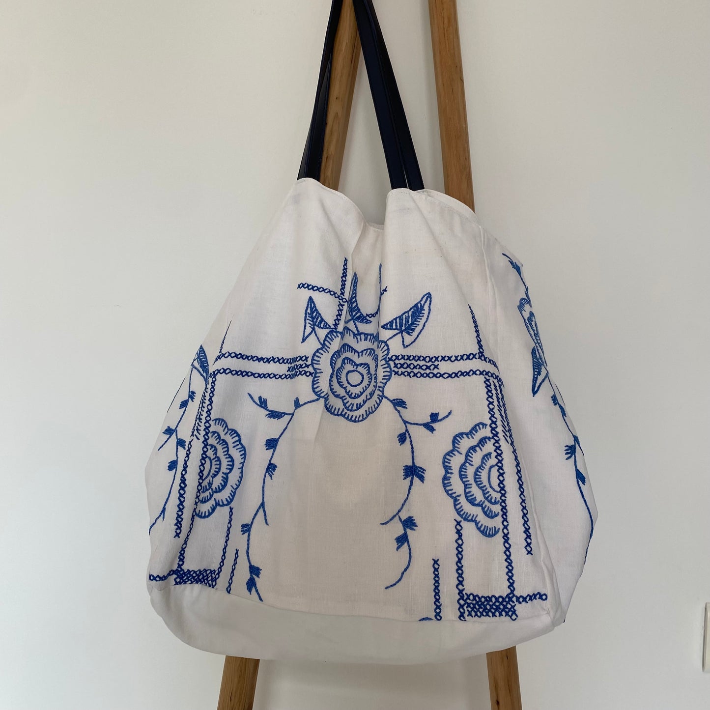 /cabas-berth-lin-ancien-brode-fleurs-bleu.jpg" https://inspirationdailleurs.net/Cabas Berth artisanal en lin ancien avec broderies florales bleues, pochette intérieure, anses semi-cuir bleu"
"Cabas Berth en lin ancien brodé bleu – Cabas artisanal unique"