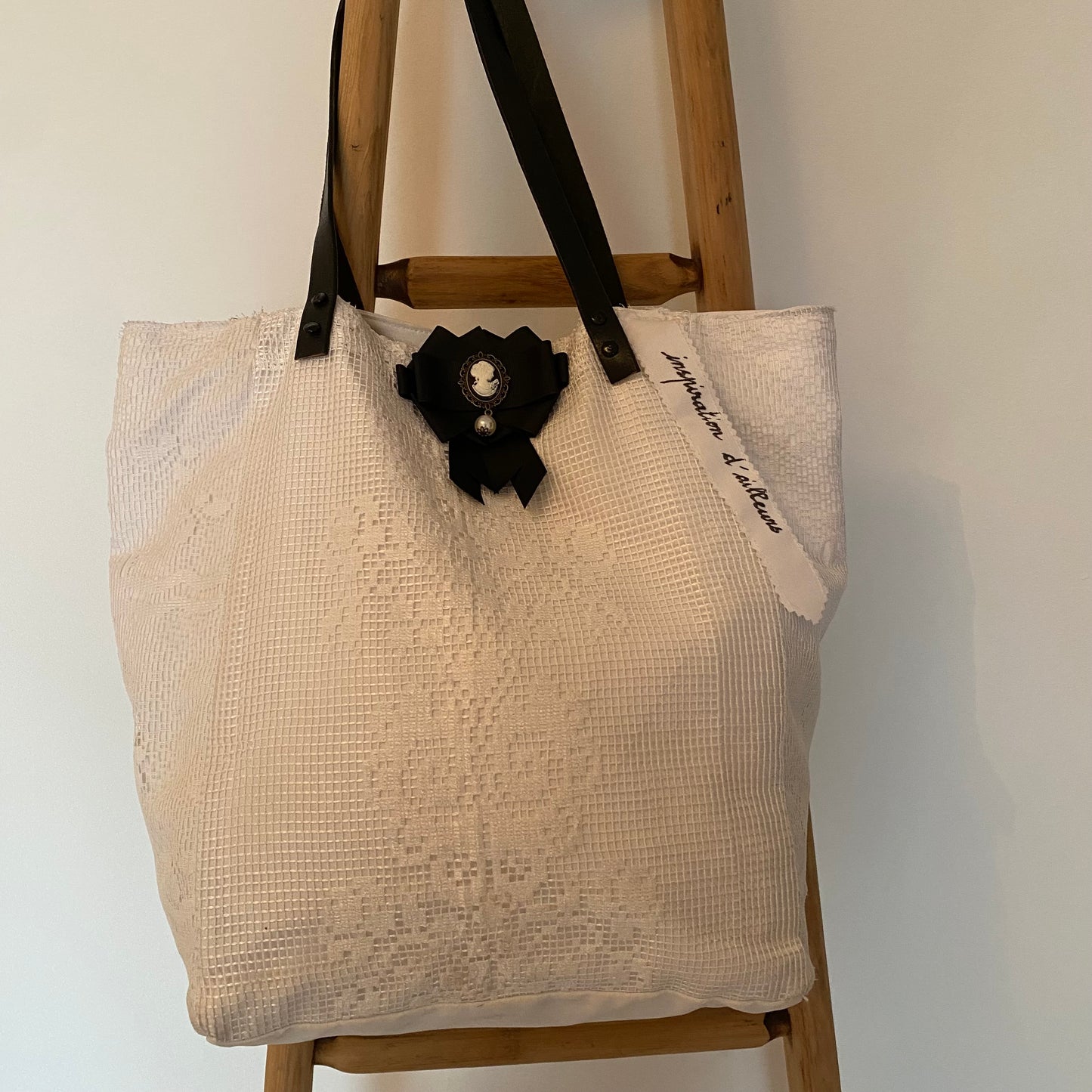 Cabas Faustine blanc artisanal en drap ancien et dentelle avec broche camée