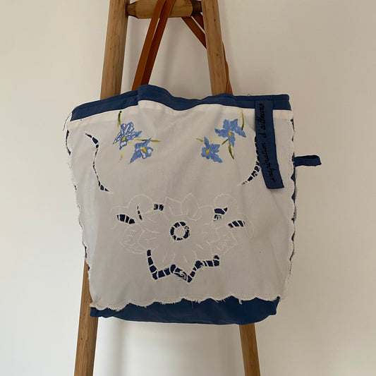 Cabas Gloria artisanal en drap ancien bleu avec napperon brodé fleur blanc et anses cuir camel