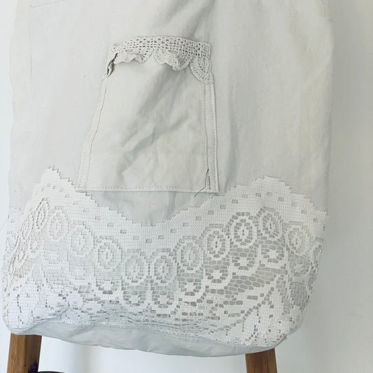 Cabas Justine artisanal en drap ancien blanc avec dentelle, poche centrale et anses cuir camel