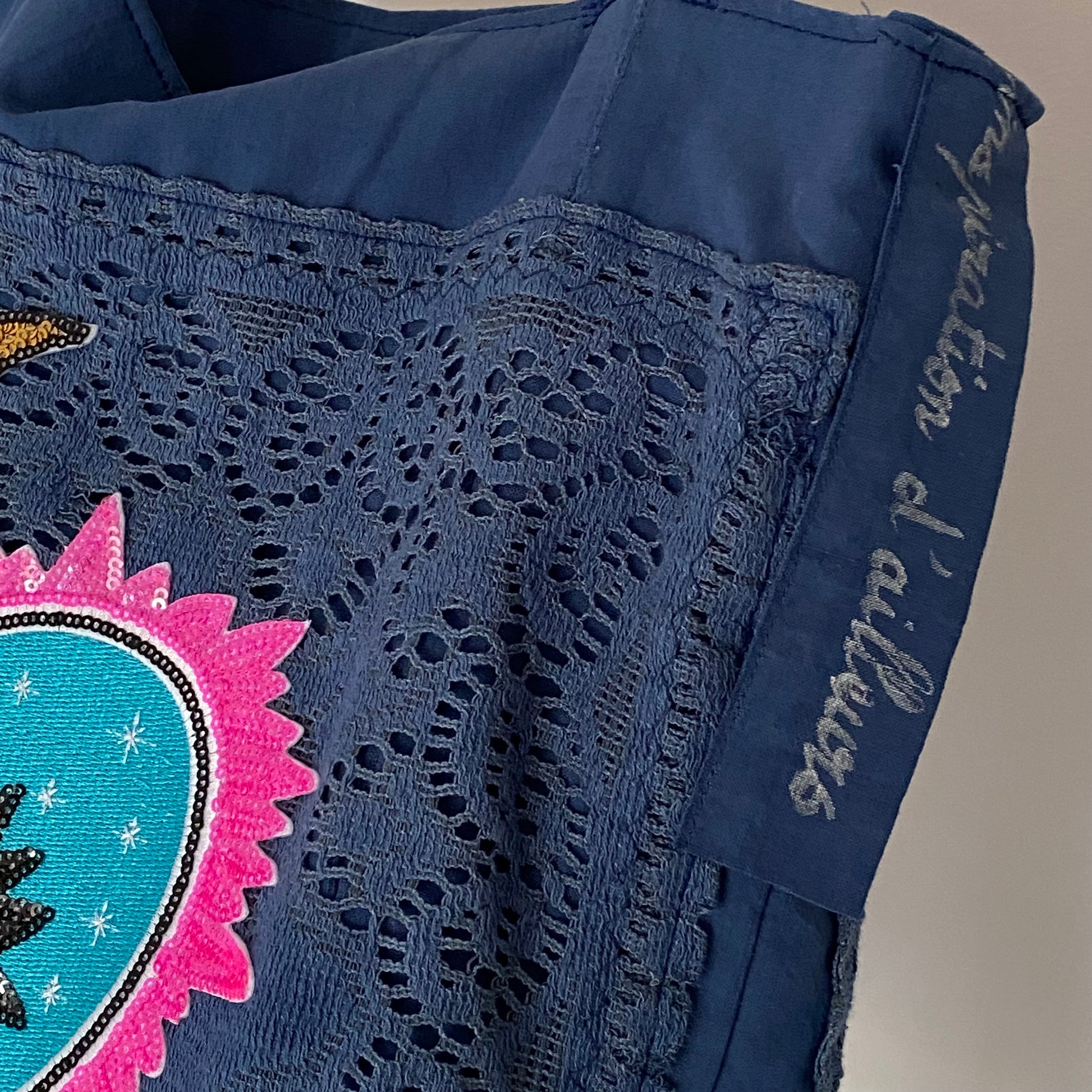 cabas-marie-bleu-drap-ancien-ecusson-boheme.jpgCabas Marie artisanal en drap ancien bleu avec écusson cœur bohème et anses cuir camel"