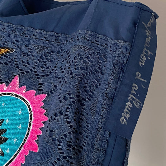 cabas-marie-bleu-drap-ancien-ecusson-boheme.jpgCabas Marie artisanal en drap ancien bleu avec écusson cœur bohème et anses cuir camel"