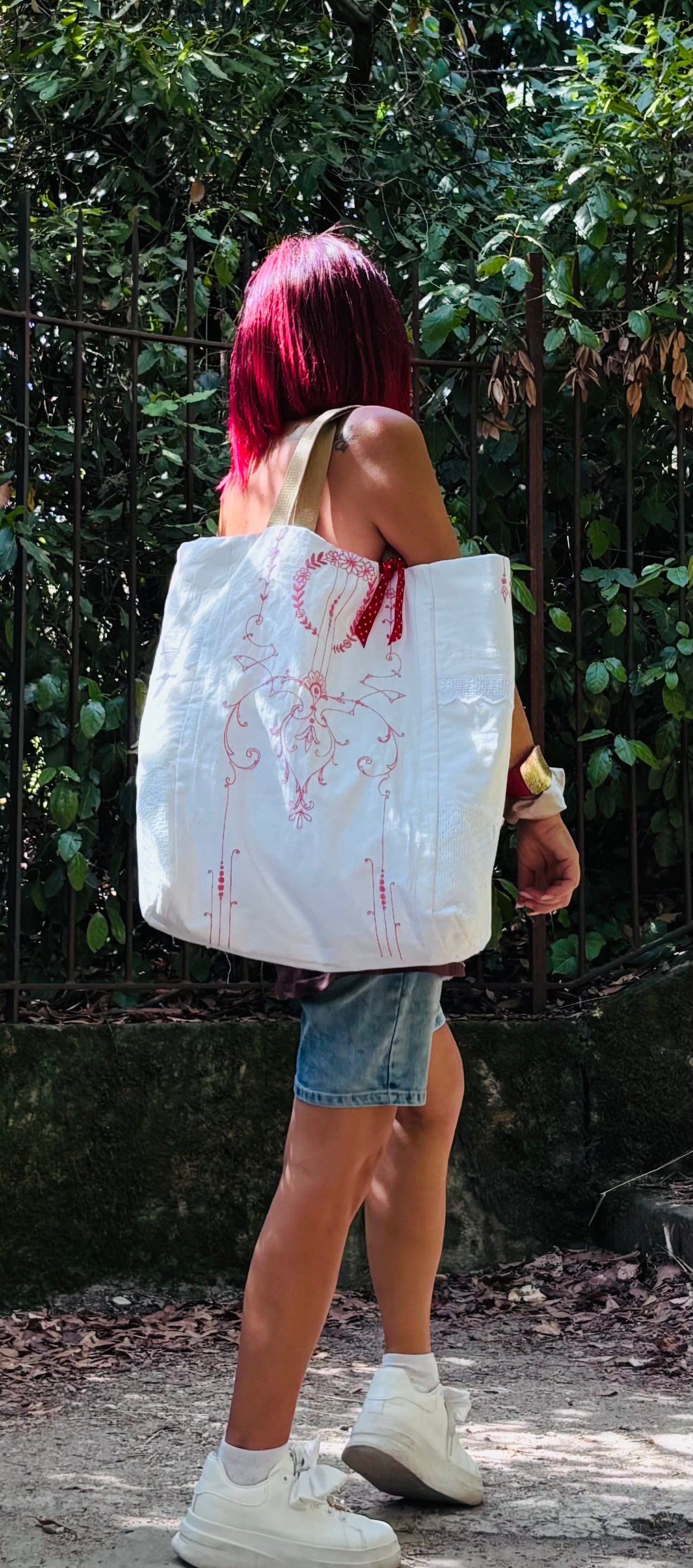 cabas-victoire-lin-broderie-rouge-upcycle