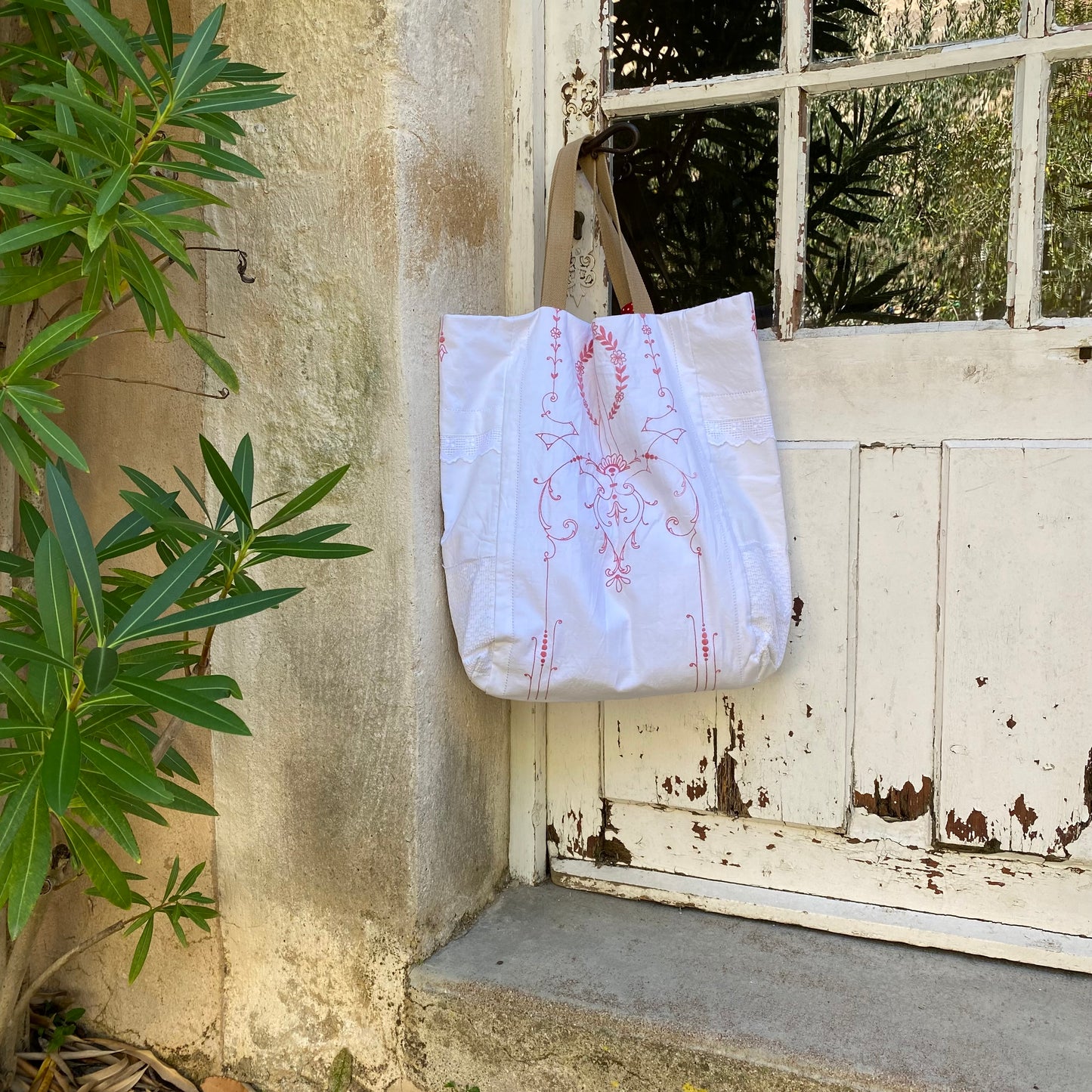 cabas-victoire-lin-broderie-rouge-upcycle