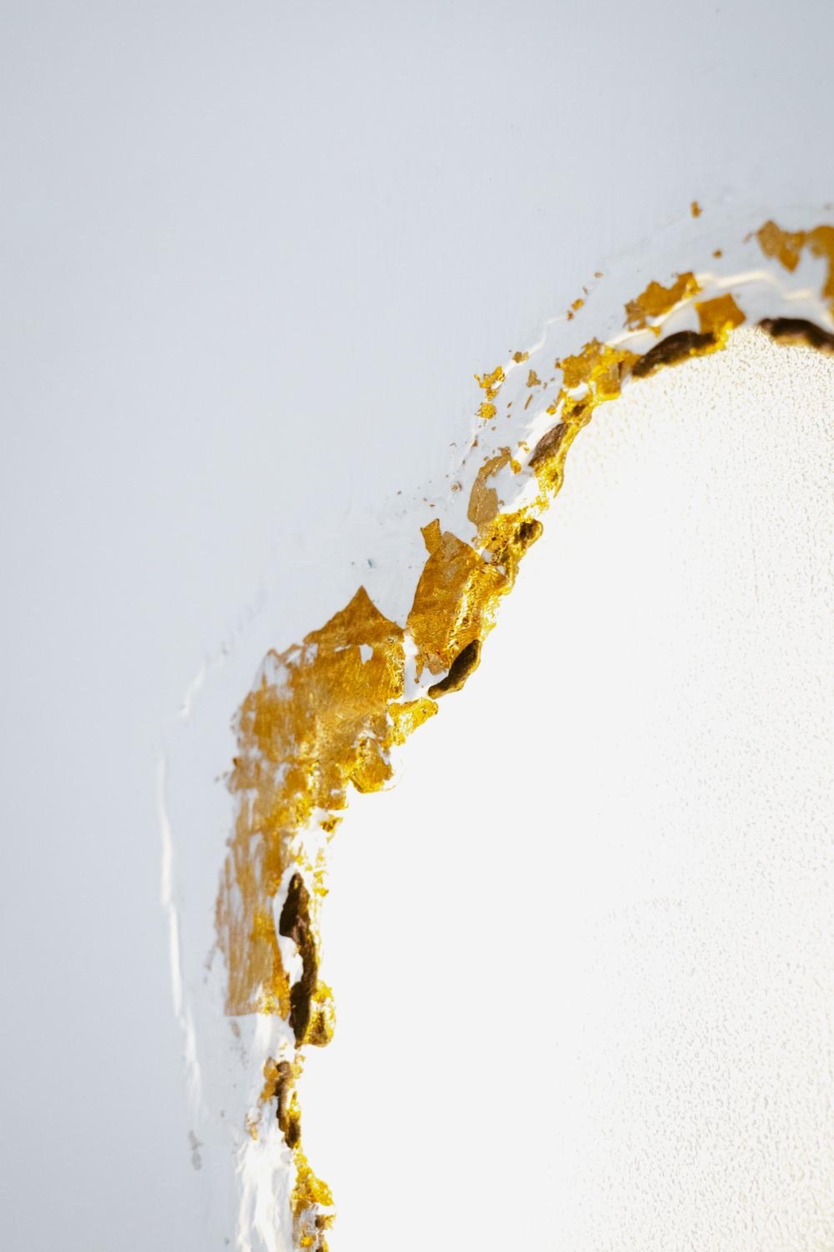 détails feuille d'or sur tableau lumineux en bois brûlé