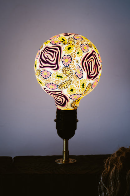 detail ampoule décorative motif fleuri 