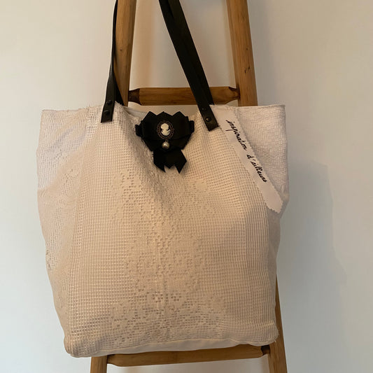 Cabas Faustine blanc artisanal en drap ancien et dentelle avec broche camée