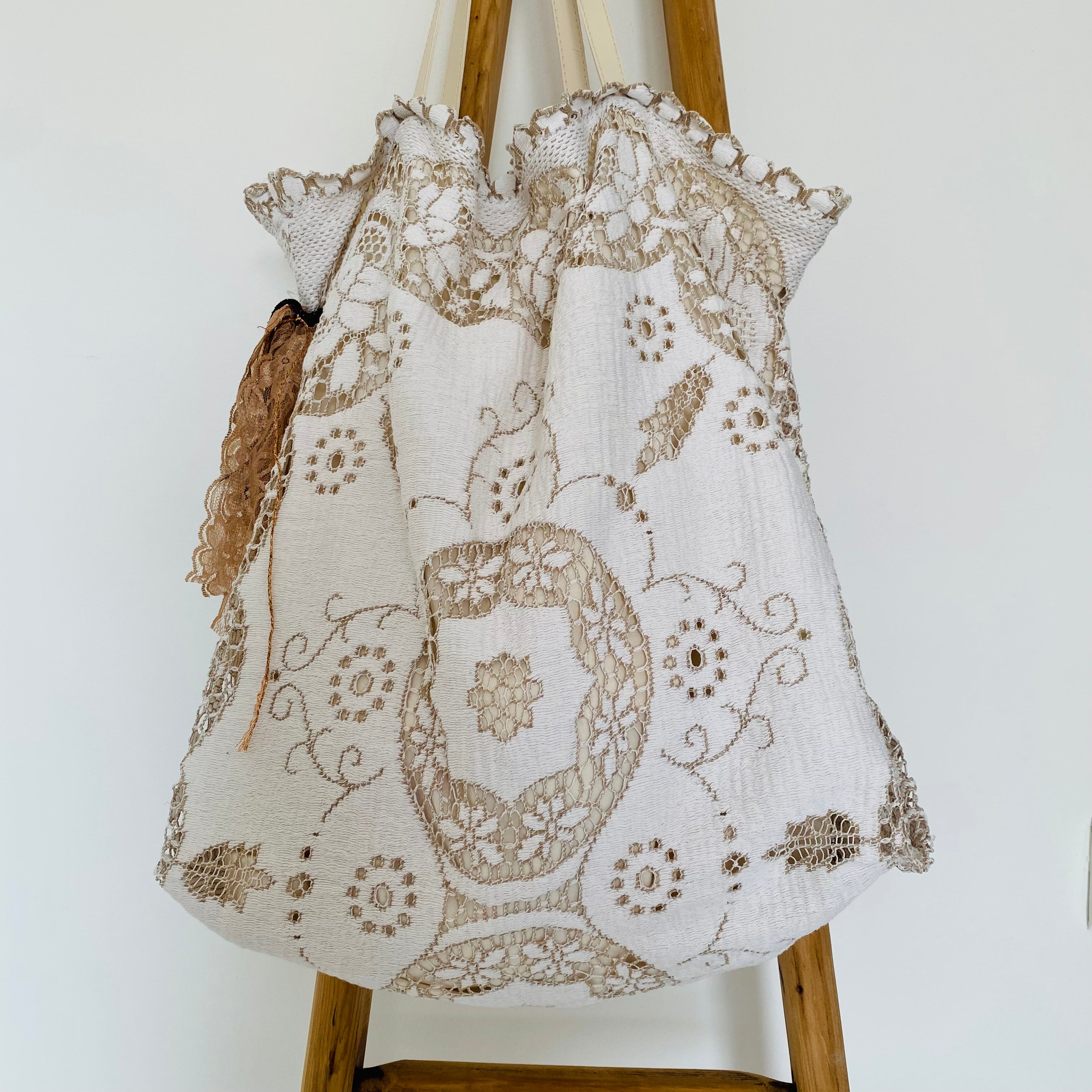 Cabas Paulette fait main en dentelle beige et blanc doublé lin ancien upcyclé – pièce unique