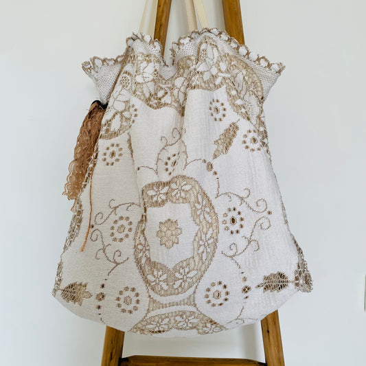 Cabas Paulette fait main en dentelle beige et blanc doublé lin ancien upcyclé – pièce unique