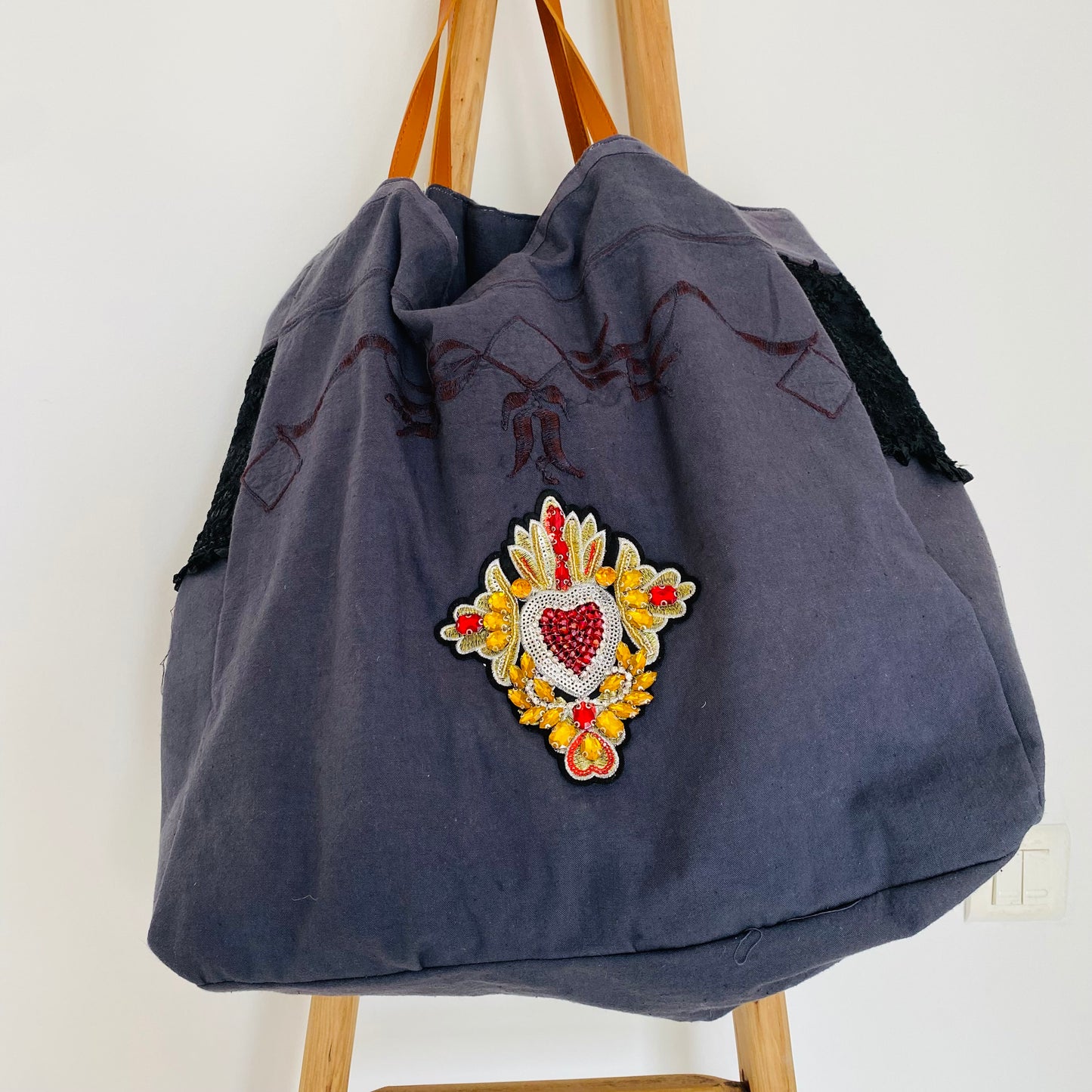 Cabas simone  fait main drap  lin ancien avec broderie  et dentelle – pièce unique upcyclée