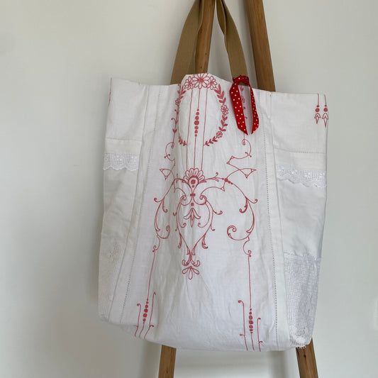 Cabas Victoire fait main en lin ancien avec broderie rouge et dentelle – pièce unique upcyclée