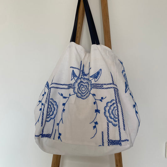 https://inspirationdailleurs.net/cabas-berth-lin-ancien-brode-fleurs-bleu.
"Cabas Berth artisanal en lin ancien avec broderies florales bleues, pochette intérieure, anses semi-cuir bleu" 
Cabas Berth en lin ancien brodé bleu – Cabas artisanal unique" 
