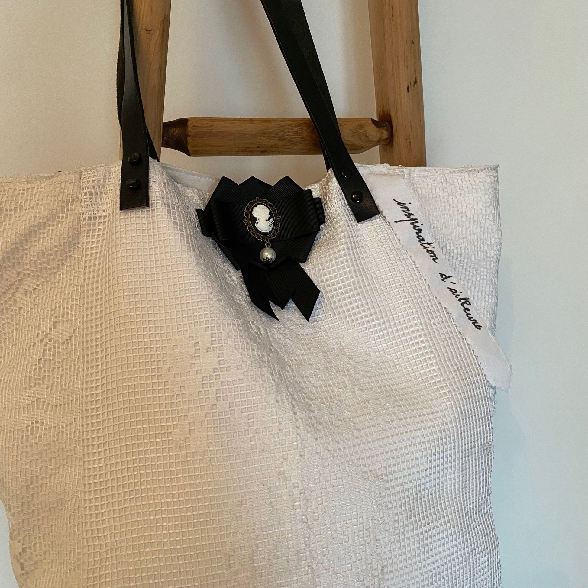 Cabas Faustine blanc artisanal en drap ancien et dentelle avec broche camée
