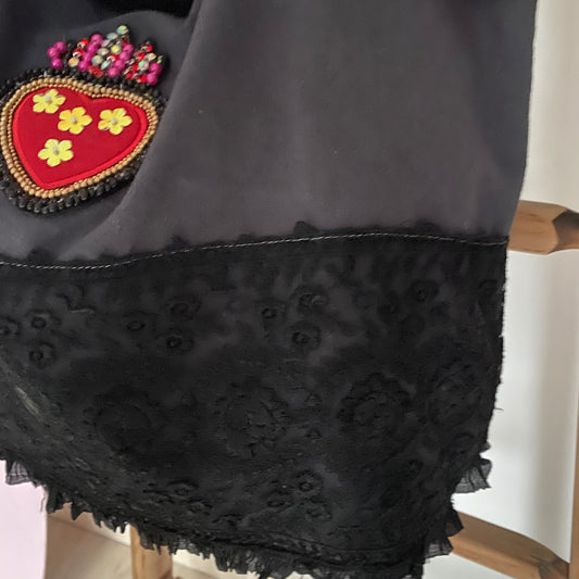 Cabas Paquita noir artisanal en drap ancien brodé avec dentelle vintage et écusson cœur rouge 
