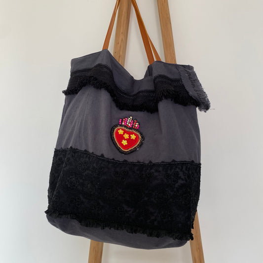 Cabas Paquita noir artisanal en drap ancien brodé avec dentelle vintage et écusson cœur