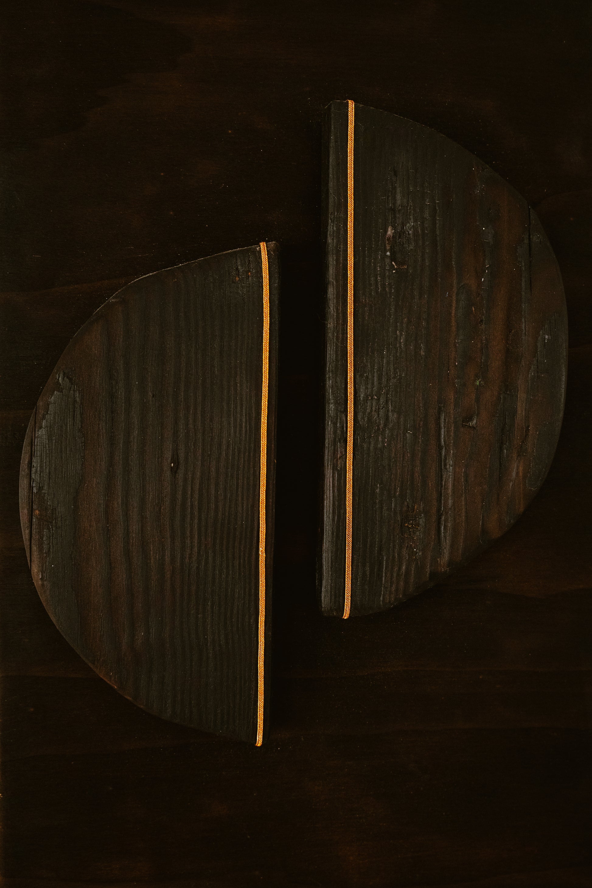 Décoration murale Mysoko en bois brûlé – 65 × 35 cm, pièce unique artisanale