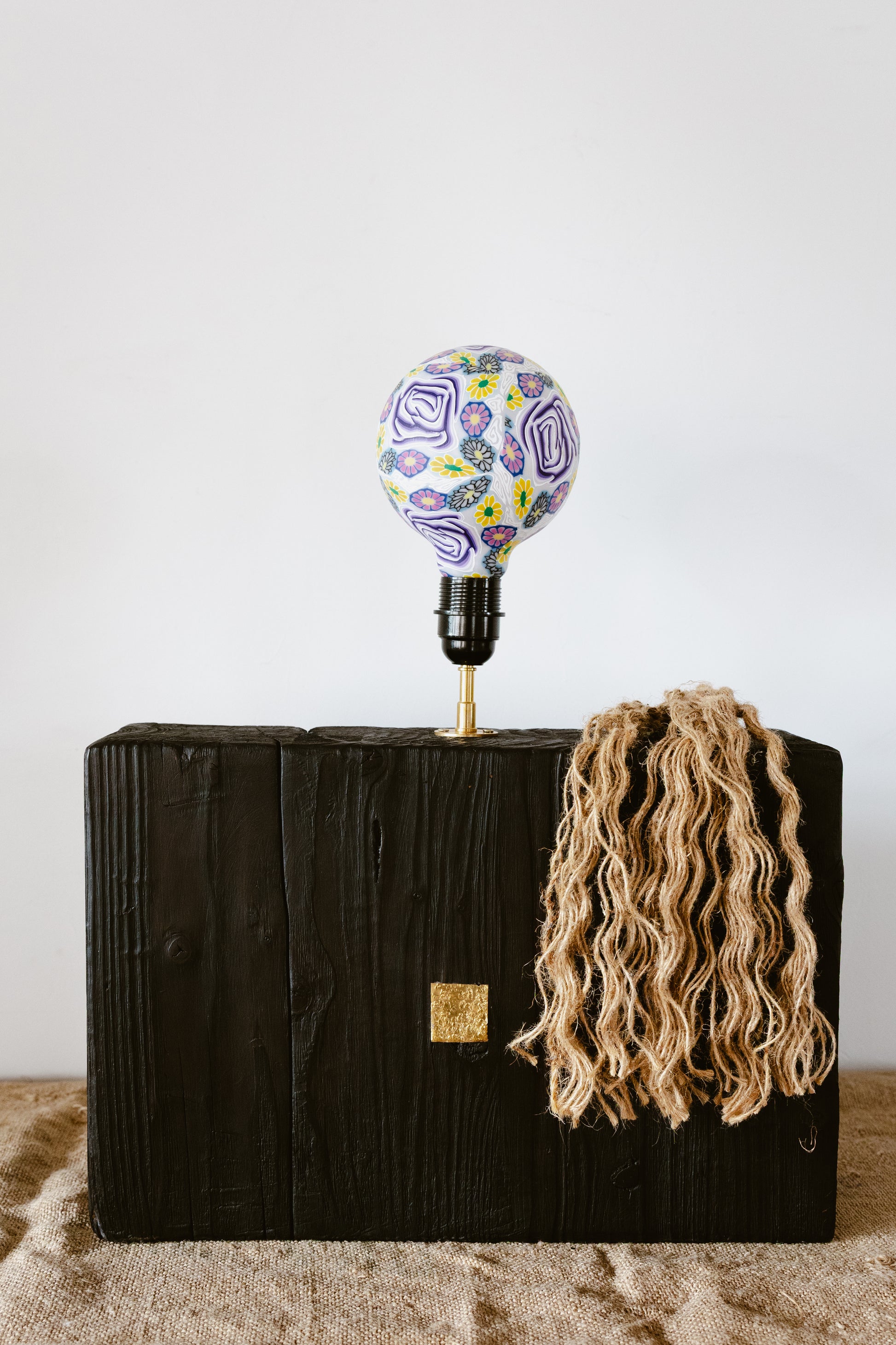 lampe en bois brulé yakisugi