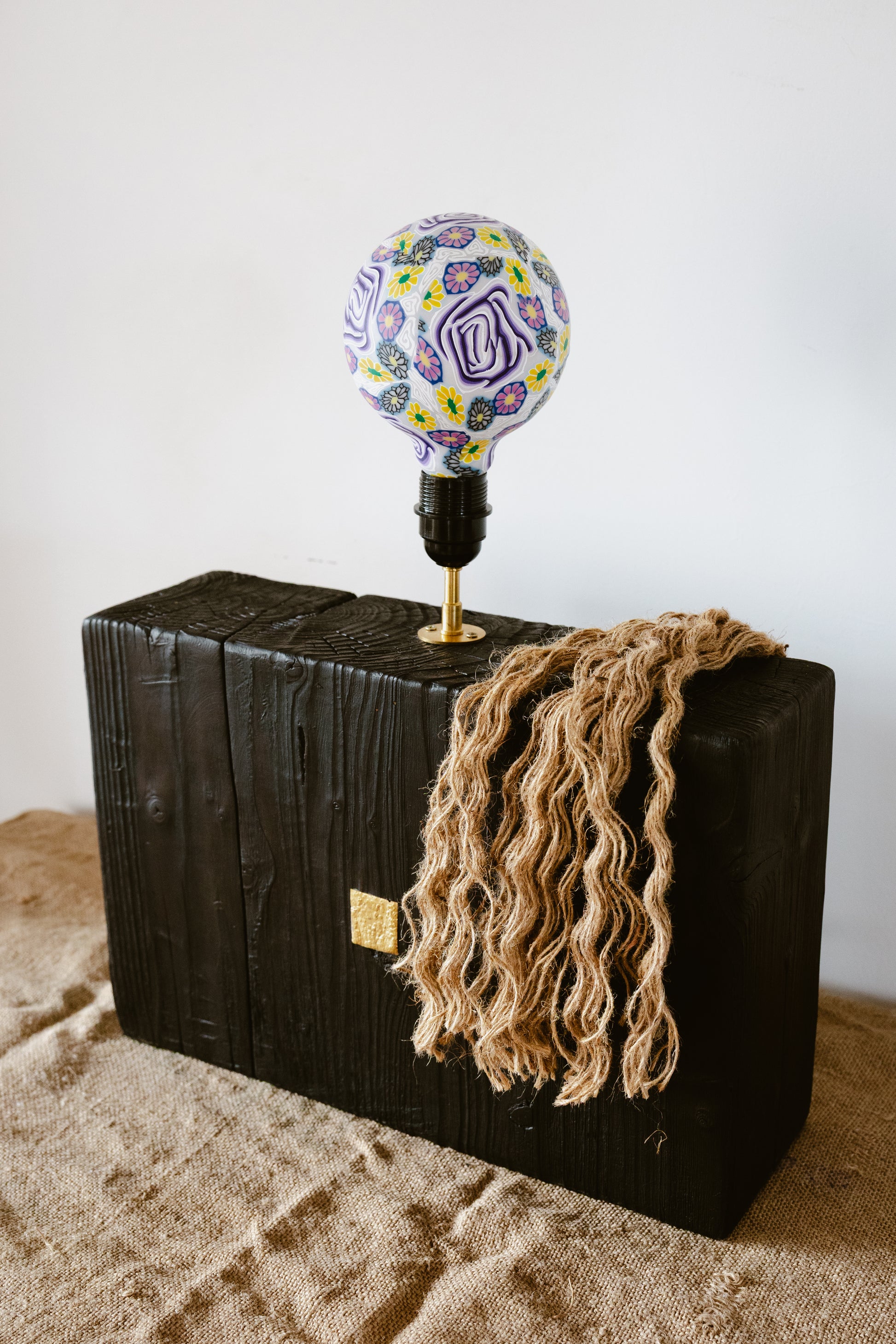 lampe artisanale en bois brûlé recyclé avec médaillon en laiton et ampoule