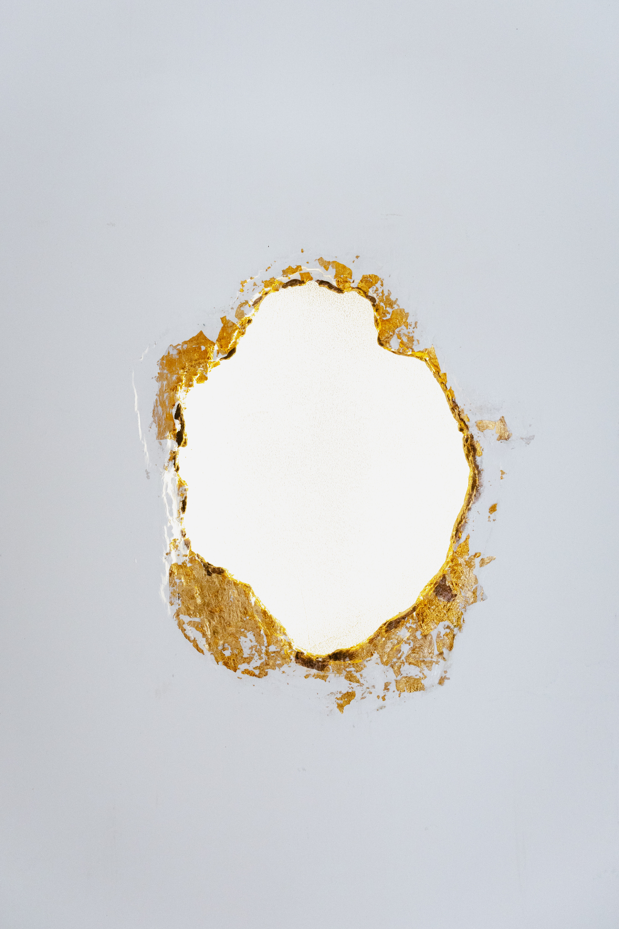 cercle lumineux sur tableau en bois brûlé avec rehauts d’or